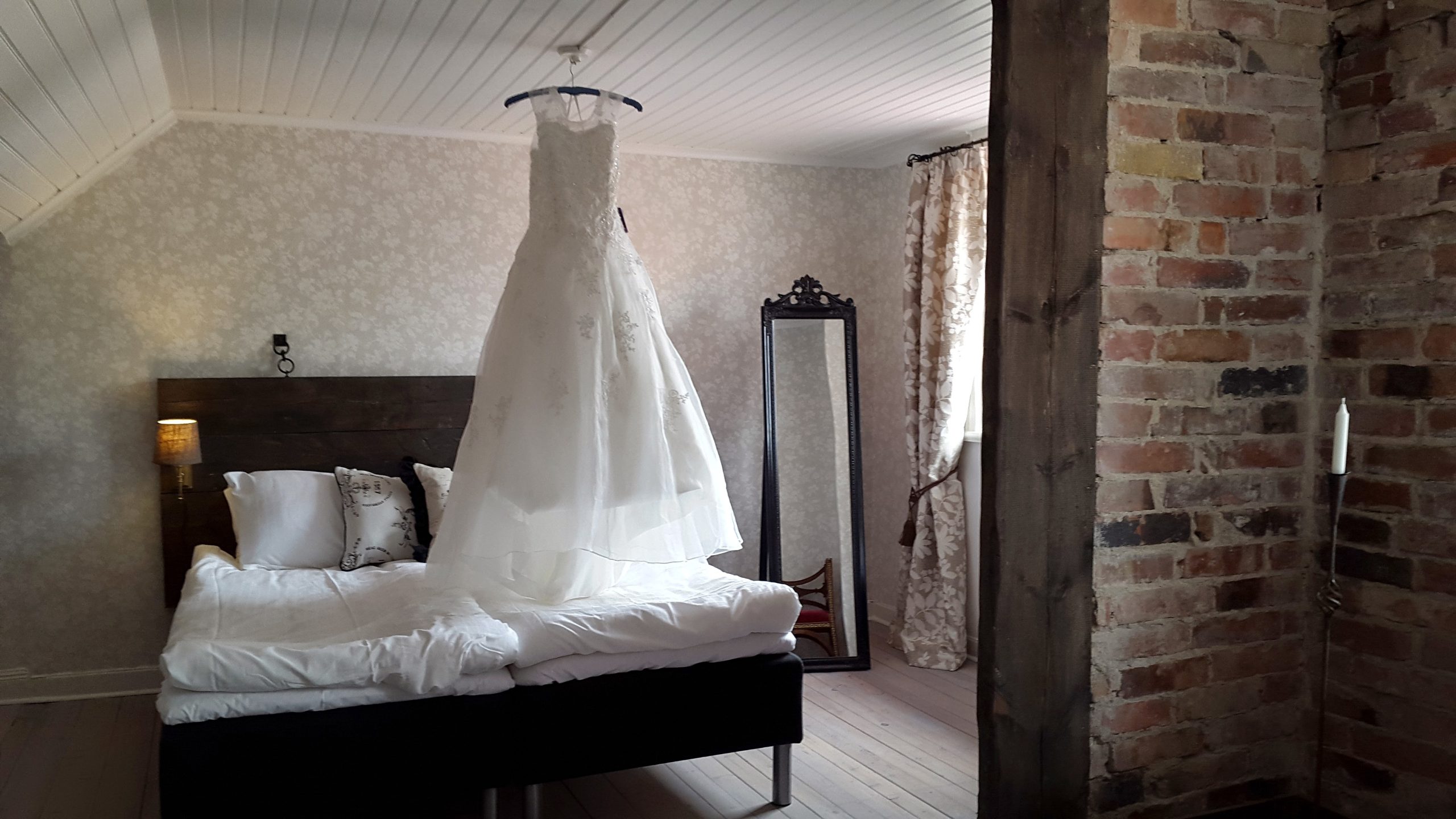 Svitbröllopsklänning